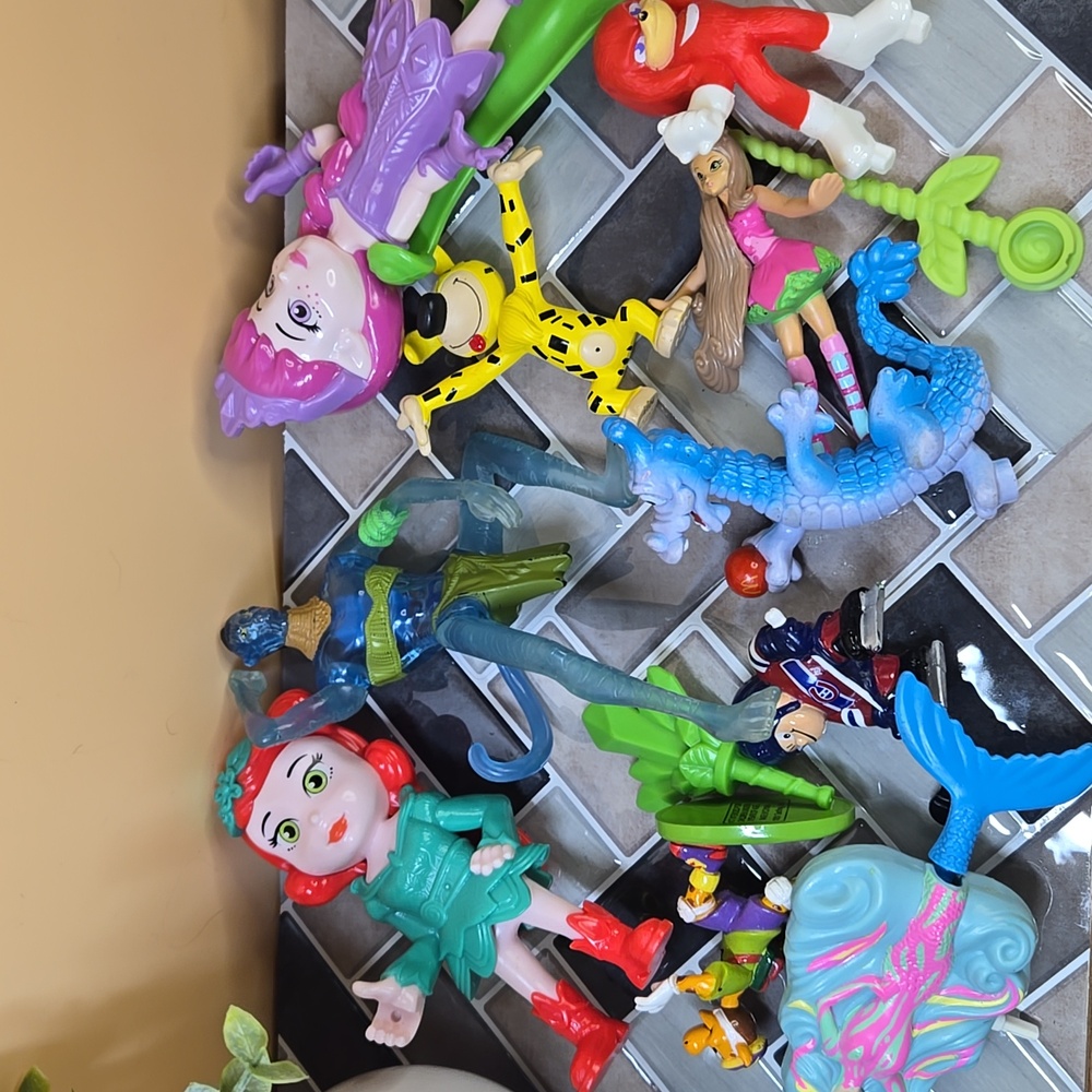 3/15 $ Kids toys bundle. Avatar, Marsupilami, Canadien de Montréal, Hook, Sonic